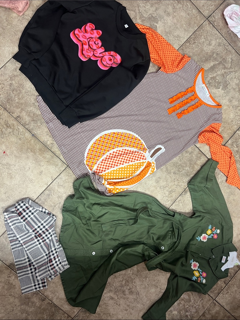 Girls lot…fall, valentinesOrange & Stripe Pumpkin Sleeve Women's Top - Unbranded